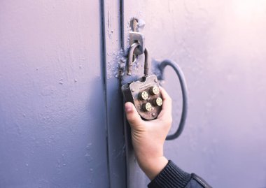 Adam bir anahtarla kilidi açtı