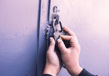 Adam bir anahtarla kilidi açtı