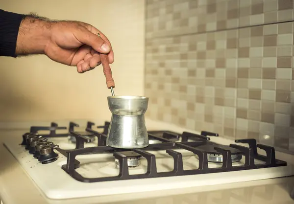  Adam benzincide kahve yapıyor. 