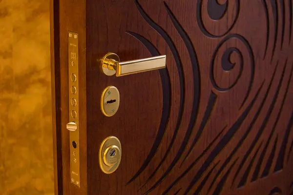  Evin içine açılan bir kapı.