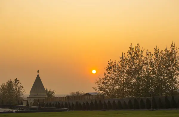 Göl manzaralı pembe gün batımı manzaralı kilise manzaralı
