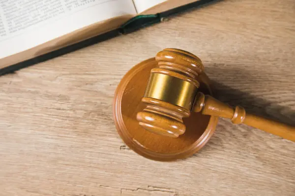 Masadaki tahtadan yargıç..