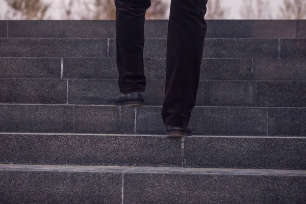 Adam taş merdivenleri tırmanıyor.