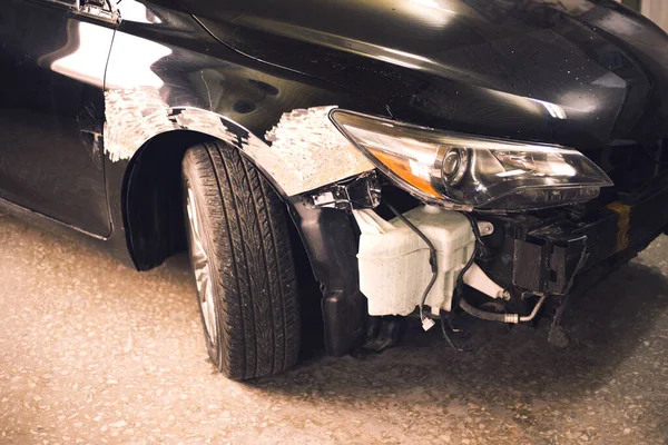 Araba kazası. Hasarlı bir arabanın ön tarafında. Araba sigortası kavramı