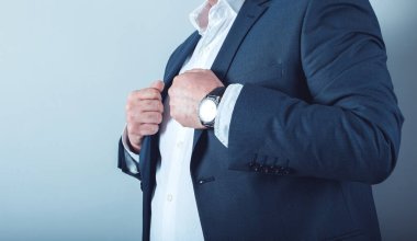 Ofisteki zarif genç adam.