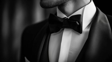 Siyah smokinli zarif genç adam.