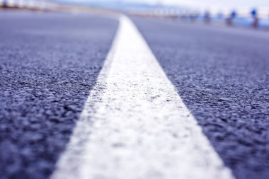 Asfalt yolu. Fotoğrafı kapat.