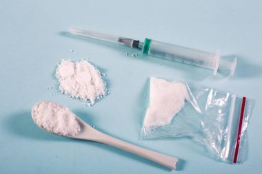 Farklı ilaçlar seti - toz, hap ve şırınga 