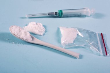 Farklı ilaçlar seti - toz, hap ve şırınga 