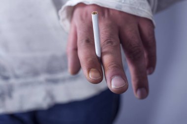 Bir sigara tutan adamın el 