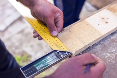 Marangoz atölyesinde ahşapla çalışır.