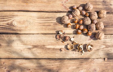 Kurumuş meyve eski ahşap üzerinde