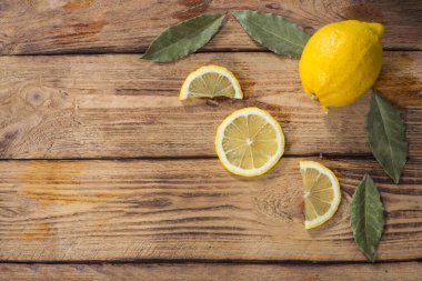  Tahta masadaki limonlar