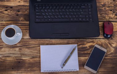 Ofis masasında bir fincan kahve fotokopi alanı ve düz yatağı olan üst görünüm..
