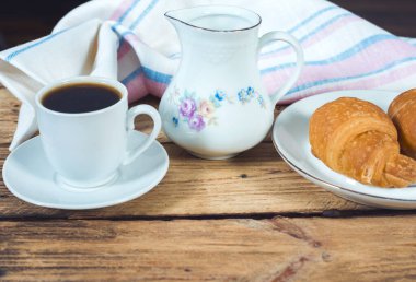 Sabah kahve ve kruvasan.