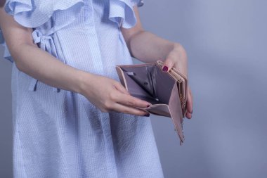 Boş bir cüzdan ile eller 