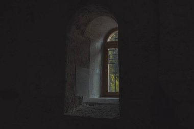 Eski bir kilisenin penceresinden düşen ışık. 