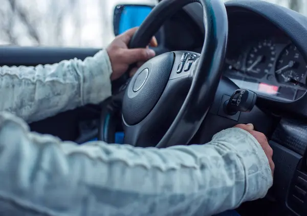 Araba sürücüsü motoru çalıştırıyor Çalıştır,