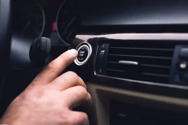 Araba başlangıç motoru iterek closeup el