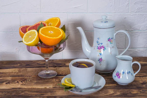  Taze pişmiş Fransız kruvasanı, meyve ve çay. 