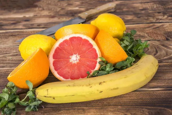 meyve ve bıçak masada.