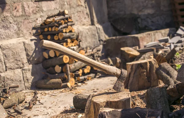 Bahçedeki tahta sandıkta bir balta.