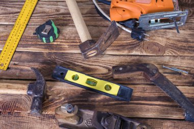 Ahşap bir arka planda ahşap işleme araçları koleksiyonu