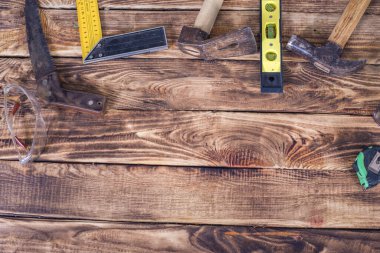 Ahşap bir arka planda ahşap işleme araçları koleksiyonu