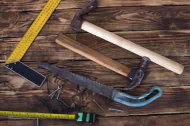 Kaba ahşap zemin üzerinde çalışan el aletleri kümesi.