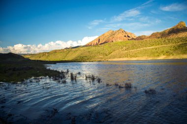  Dağın yanındaki göl.