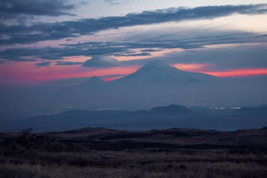 Ermenistan 'da gün batımında Ararat Dağı