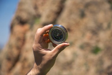 pusula insan eli doğa arka planında