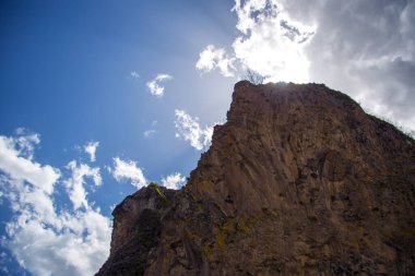 Mavi gökyüzü ile yüksek dağdaki taşlar