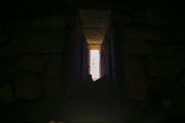 Karanlık kilise penceresini ve aydınlığı aç