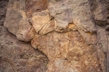 Uçurum taşı, dağ kayasının bir parçası.