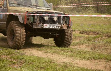 Araba ormanda yarışıyor.