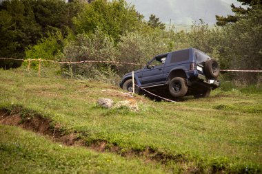 Dağ yolunda bir araba