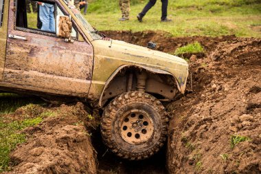 Araba kapalı - çamurlu bir arazide yol aracı.