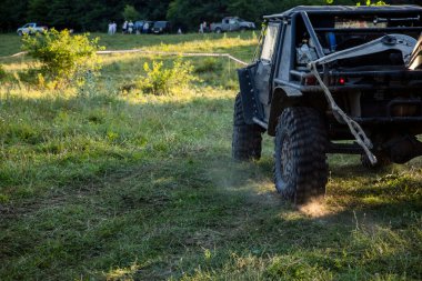 Ormanda çamurlu arabada bir cip.