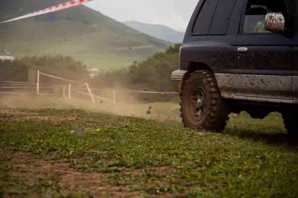 Dağların arasından geçen off-road aracı..