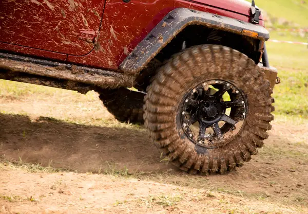 Bir araba yoldan çıktı.