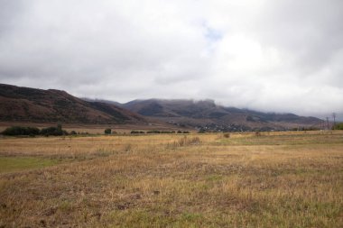 Arka planda dağ manzarası.