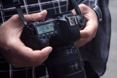 dijital kamera tutarak fotoğrafçı
