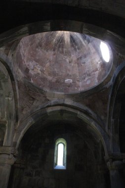 Kilisenin içinde.