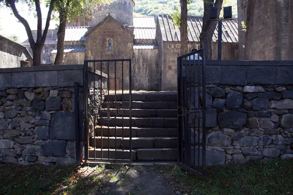 İsrail 'in eski şehrindeki kutsal üçlünün kilisesinin manzarası.