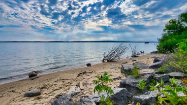 Grand Traverse Körfezi, Michigan kıyısı parçalı bulutlu bir günde. Kıyıdan görünüm.