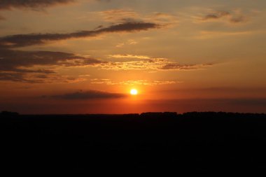 Tarlada güzel bir gün batımı