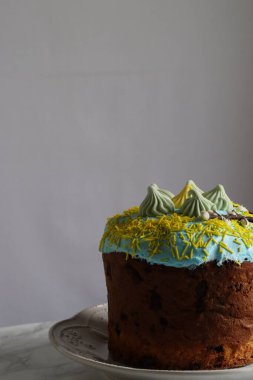 Beyaz arka planda çikolatalı pasta