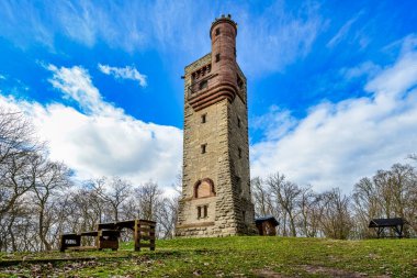 Moltkewarte im Harz 'ın manzarası, Saxony-Anhalt' ın Mansfeld-Suedharz bölgesinde Lengefeld yakınlarında bir gözcü kulesi.