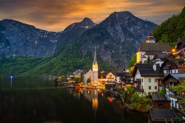 Avusturya 'da göl ve dağlarla Hallstatt manzarası